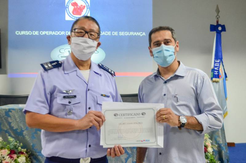 O coronel médico Yoshibumi Kumeta (e) disse que o Habe está aberto a novas edições do curso