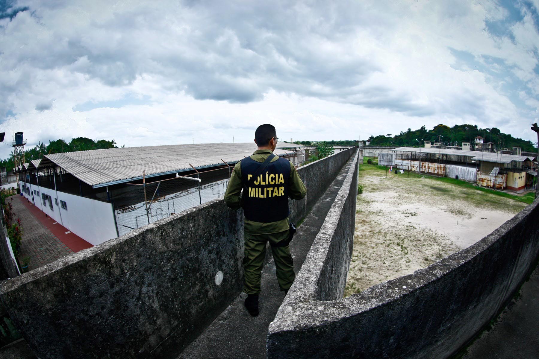 agente de segurança no mirante do sistema penitenciário.