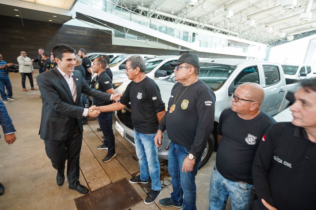 governador em reunião com equipe da segup